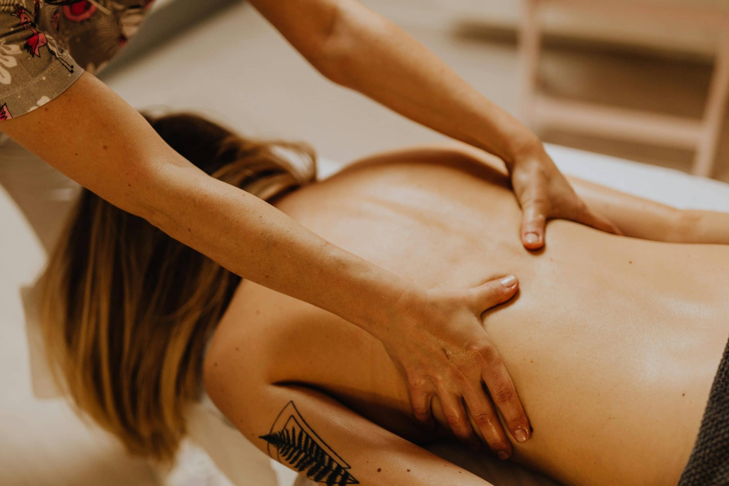 Massage du dos réalisé dans une cabine de soins